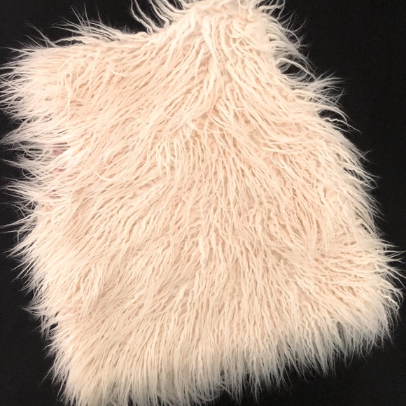 FASHION " Faux Fur Vest in Vanilla" - Picture 4 of 4